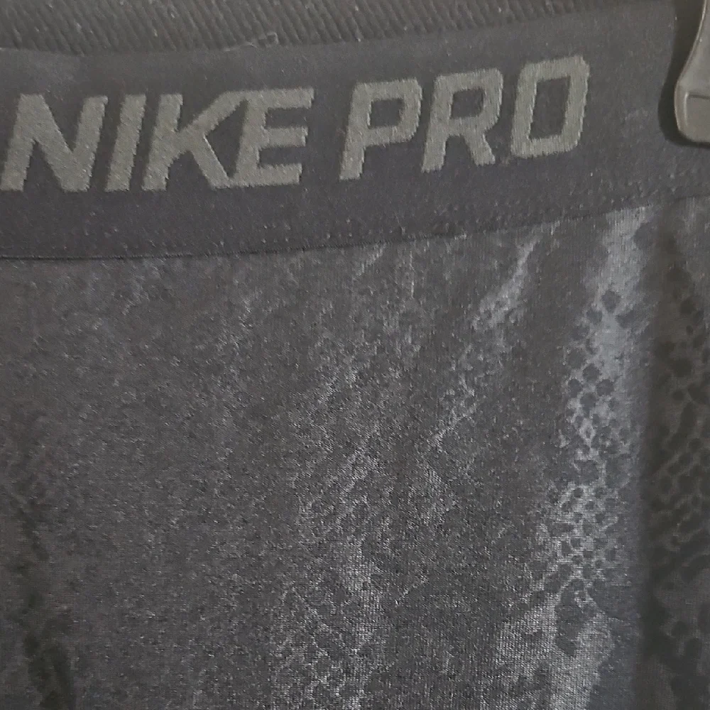 Nike Women's Black Leggings with White Logo And Snakeskin Print - Picture 4 of 5